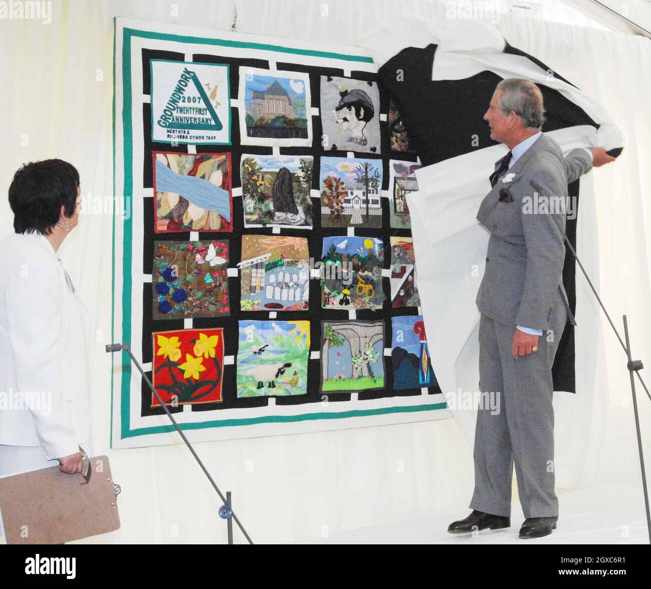 Le Prince Charles, Prince de Galles, dévoile une exposition de photos lors de sa visite au centre de formation spécialisé Groundwork Merryr & Rhondda Cynon Taff à Fedw Hir, Llwydcoed, Aberdare le 6 juin 2007. Banque D'Images