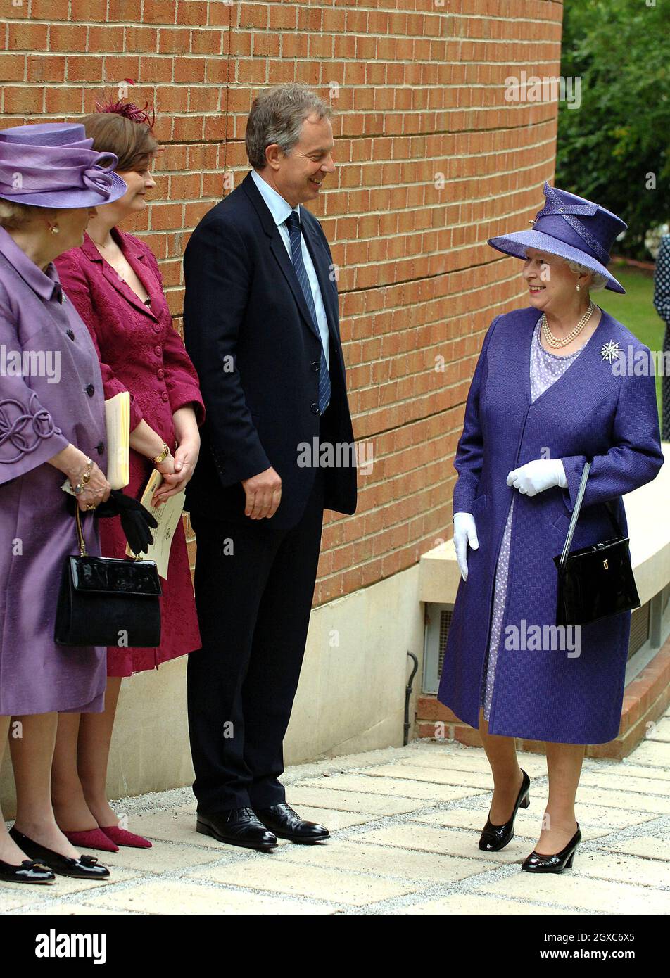 La reine Elizabeth ll rencontre le Premier ministre Tony Blair, l'épouse Cherie et la baronne Margaret Thatcher à la suite d'un service commémoratif qui commémeut 25 ans depuis le conflit des îles Falkland à la chapelle commémorative des îles Falkland à Pangbourne, dans le Berkshire. Banque D'Images