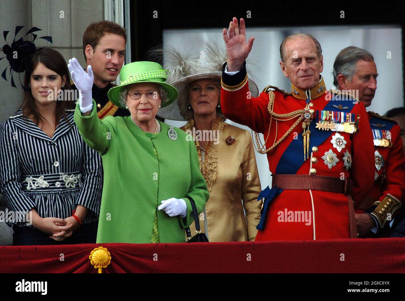 (De gauche à droite) la princesse Eugénie, le prince William, la reine Elizabeth ll, Camilla, la duchesse de Cornouailles,Le prince Philip, duc d'Édimbourg et le prince Charles, prince de Galles, se tiennent sur le balcon du palais de Buckingham à la suite de la cérémonie de la Trooping des couleurs à Londres. Banque D'Images
