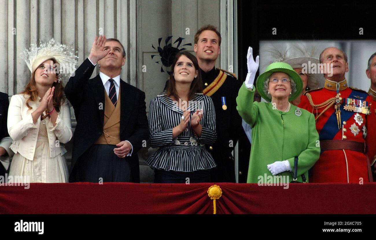 (De gauche à droite) la princesse Beatrice, le prince Andrew, duc de York, la princesse Eugénie, le prince William, la reine Elizabeth ll,Camilla, la duchesse de Cornouailles, le prince Philip, le duc d'Édimbourg et le prince Charles, le prince de Galles, se tiennent sur le balcon de Buckingham Palace après la cérémonie de la Trooping de couleur à Londres. Banque D'Images