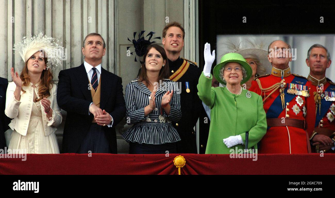 (De gauche à droite) la princesse Beatrice, le prince Andrew, duc de York, la princesse Eugénie, le prince William, la reine Elizabeth ll,Camilla, la duchesse de Cornouailles, le prince Philip, le duc d'Édimbourg et le prince Charles, le prince de Galles, se tiennent sur le balcon de Buckingham Palace après la cérémonie de la Trooping de couleur à Londres. Banque D'Images