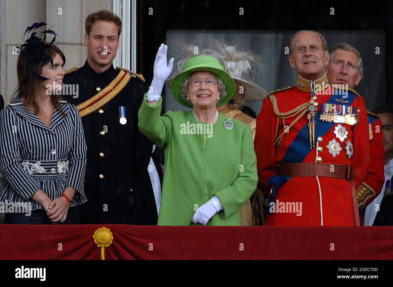 (De gauche à droite) la princesse Eugénie, le prince William, la reine Elizabeth ll, Camilla, la duchesse de Cornouailles,Le prince Philip, duc d'Édimbourg et le prince Charles, prince de Galles, se tiennent sur le balcon du palais de Buckingham à la suite de la cérémonie de la Trooping des couleurs à Londres. Banque D'Images
