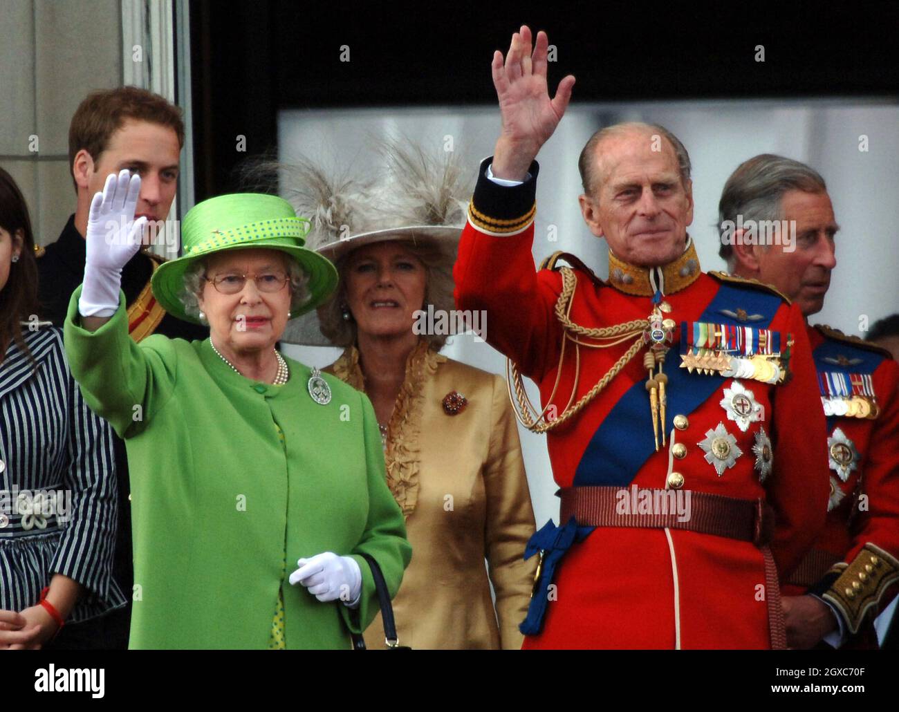 Prince William, Reine Elizabeth ll, Camilla, duchesse de Cornwall, Prince Philip,Duc d'Édimbourg et Prince Charles, prince de Galles, se tiennent sur le balcon de Buckingham Palace après la cérémonie de la Trooping de couleur à Londres. Banque D'Images
