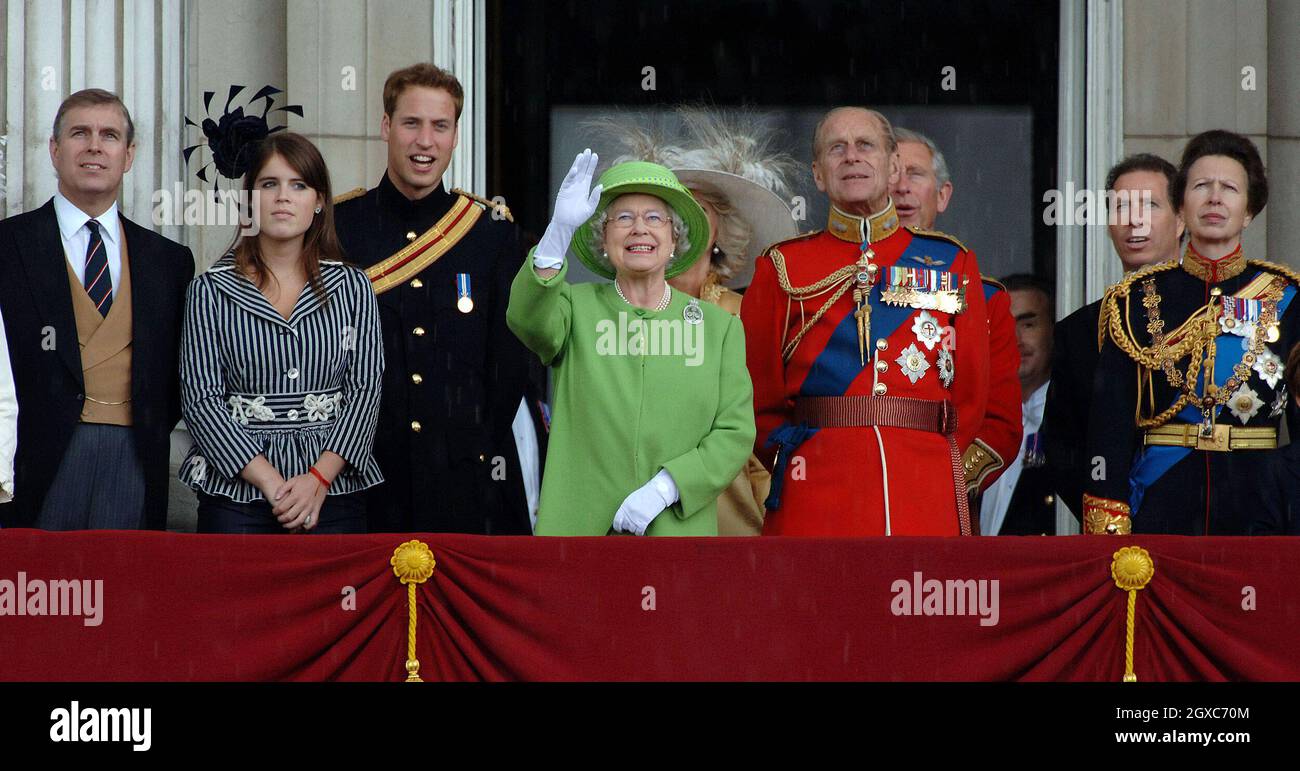 (Leftto à droite) Prince Andrew, duc de York, princesse Eugénie, prince William, reine Elizabeth ll, Camilla,Duchesse de Cornouailles, prince Philip, duc d'Édimbourg, prince Charles, prince de Galles,David, le vicomte Linley et la princesse Anne se tiennent sur le balcon de Buckingham Palace à la suite de la cérémonie des couleurs à Londres. Banque D'Images