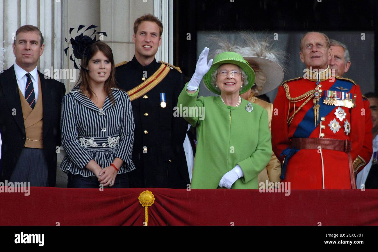 (De gauche à droite) Prince Andrew, duc de York, princesse Eugénie, prince William, reine Elizabeth ll,Camilla, la duchesse de Cornouailles, le prince Philip, le duc d'Édimbourg et le prince Charles, le prince de Galles, se tiennent sur le balcon de Buckingham Palace après la cérémonie de la Trooping de couleur à Londres. Banque D'Images
