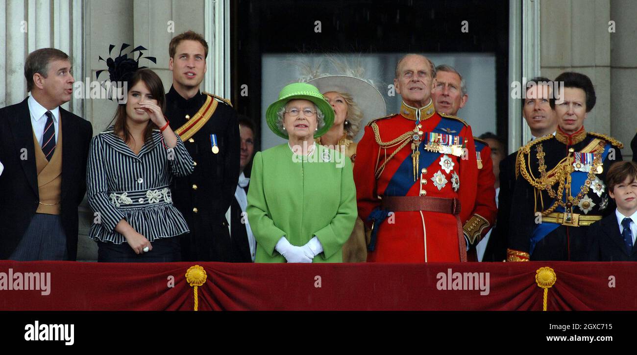 (De gauche à droite) Prince Andrew, duc de York, princesse Eugénie, prince William, reine Elizabeth ll, Camilla,Duchesse de Cornouailles, prince Philip, duc d'Édimbourg, prince Charles, prince de Galles,David, le vicomte Linley et la princesse Anne se tiennent sur le balcon de Buckingham Palace à la suite de la cérémonie des couleurs à Londres. Banque D'Images