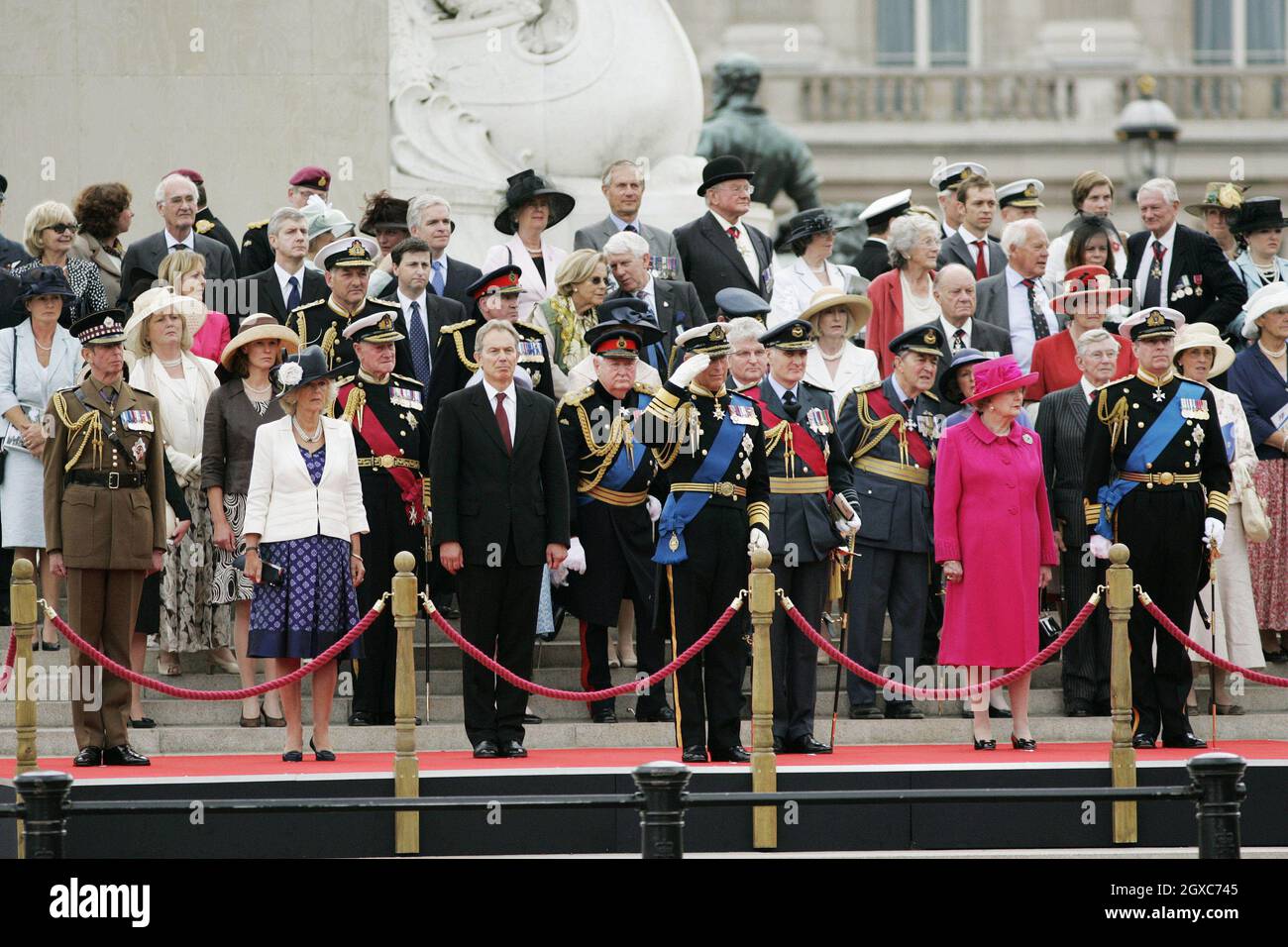 Le Prince Charles, prince de Galles accompagné de Camilla, duchesse de Cornwall, la baronne Margaret Thatcher, le duc de Kent, le prince Andrew, duc de York et le premier ministre Tony Blair, saluent le Falklands Veterans Parade dans le Mall, Londres,Commémorer 25 ans depuis la fin de la guerre des Malouines. Banque D'Images