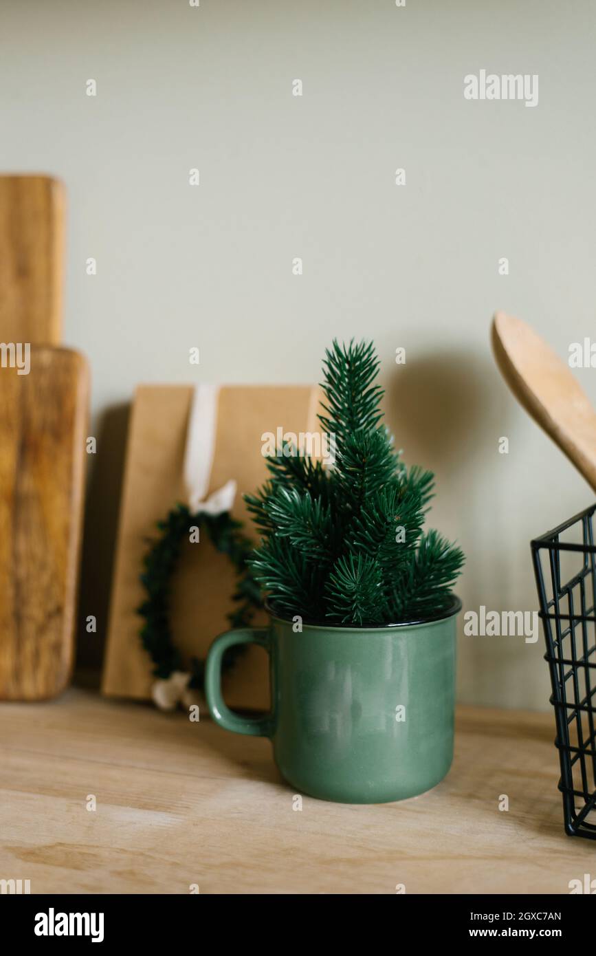 Sapin de Noël dans un mug vert métallisé dans le décor de la cuisine scandinave Banque D'Images