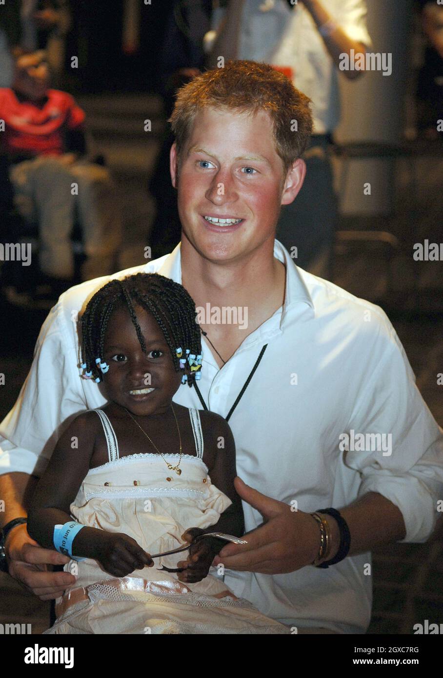 Le prince Harry a 3 ans Eufrafina (la fille de Sandra Tagica qui a rencontré la princesse Diana en Angola en janvier 1997) lors d'un déjeuner-fête au stade Wembley. Banque D'Images