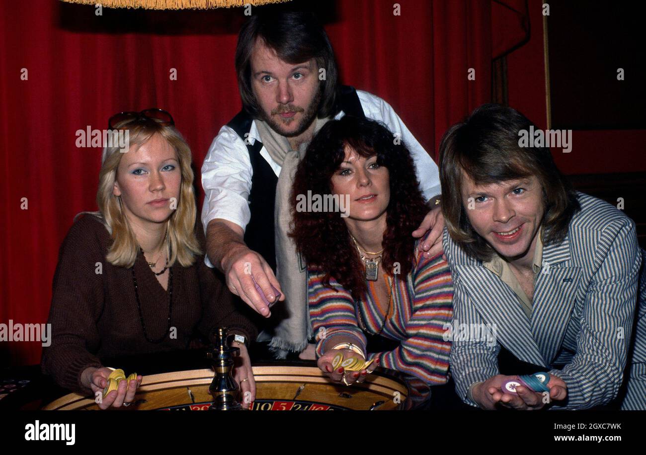 Le groupe pop suédois Abba (L-R) Agnetha Faltskog, Benny Andersson, Anni-Frid Lyngstad et Bjorn Ulvaeus jouent à la roulette lors d'une visite à Londres en 1974. Banque D'Images