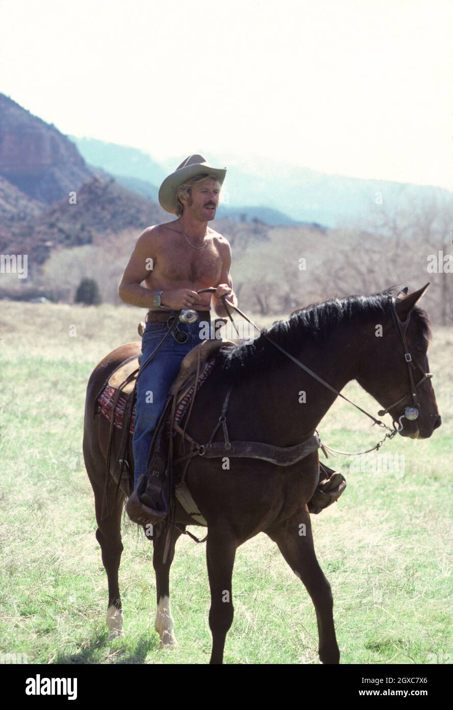 Robert Redford fait un cheval pendant le tournage de « The Electric Horseman », réalisé par Sydney Pollack le 1er mars 1979 dans l'Utah, aux États-Unis. Banque D'Images