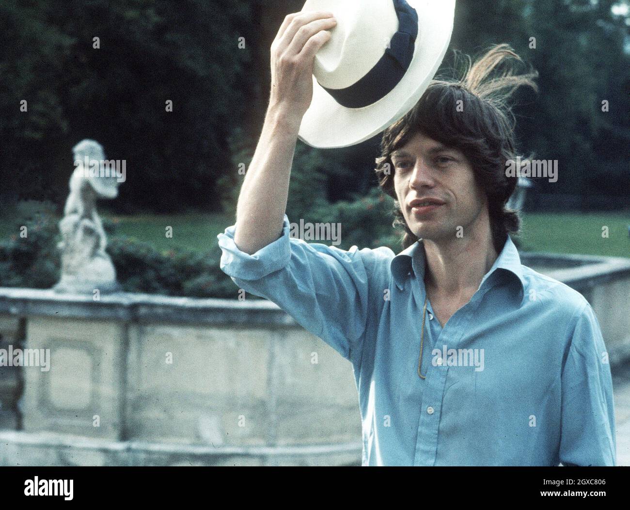 Le chanteur anglais Mick Jagger des Rolling Stones défait son chapeau de  Panama dans un parc à Vienne en octobre 1973 Photo Stock - Alamy