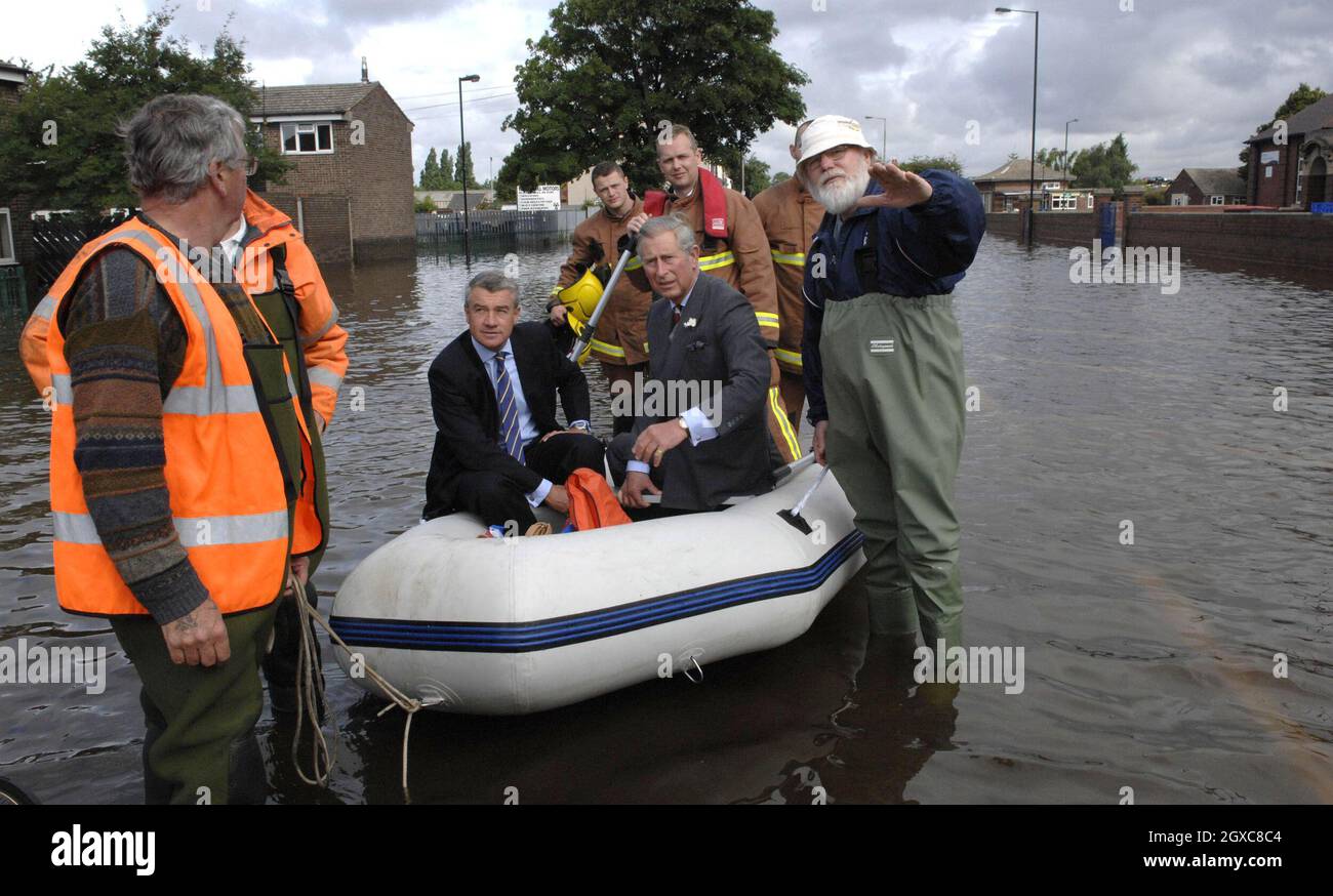 Le Prince Charles, prince de Galles, se rend en bateau lorsqu'il visite les victimes des inondations dans le village de Toll Bar, dans le Yorkshire.. Banque D'Images