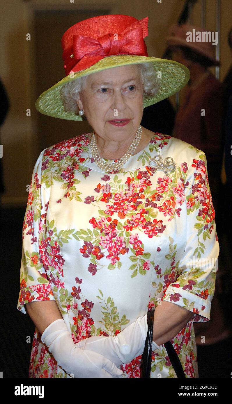 La reine Elizabeth ll arrive pour le déjeuner aux jardins d'hiver de Weston-super-Mare le 20 juillet 2007. Banque D'Images
