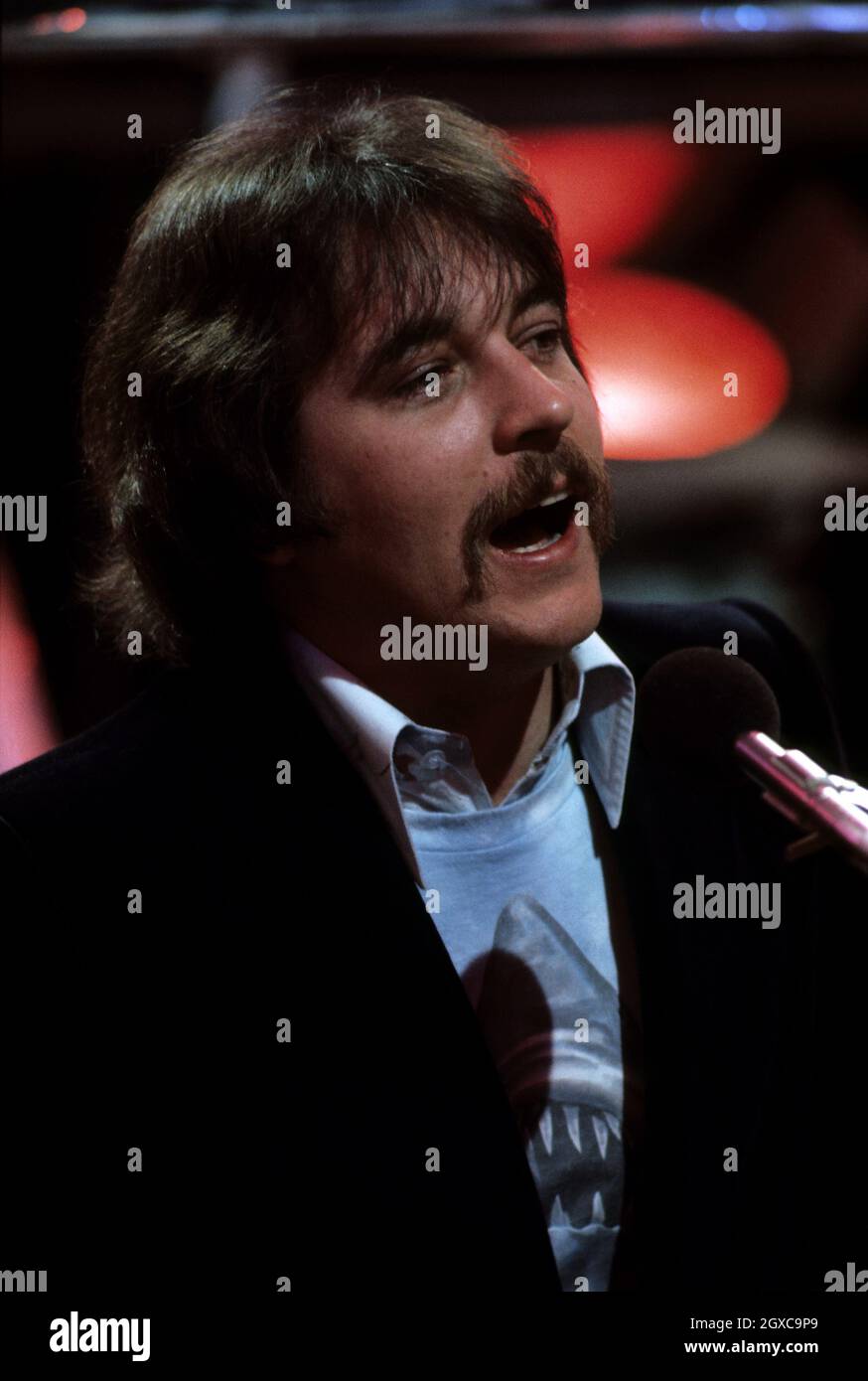 Gary Brooker, du groupe de rock anglais Procol Harum, sur scène, vers 1975 Banque D'Images