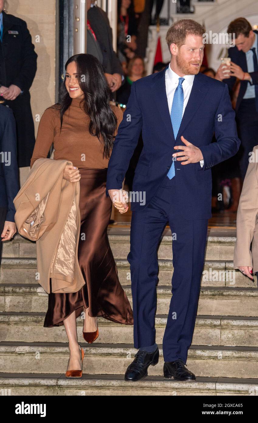 La duchesse de Sussex portant un haut à col roulé marron et une jupe Massimo  Dutti, et le duc de Sussex visitent la Maison du Canada à Londres le 07  janvier 2020