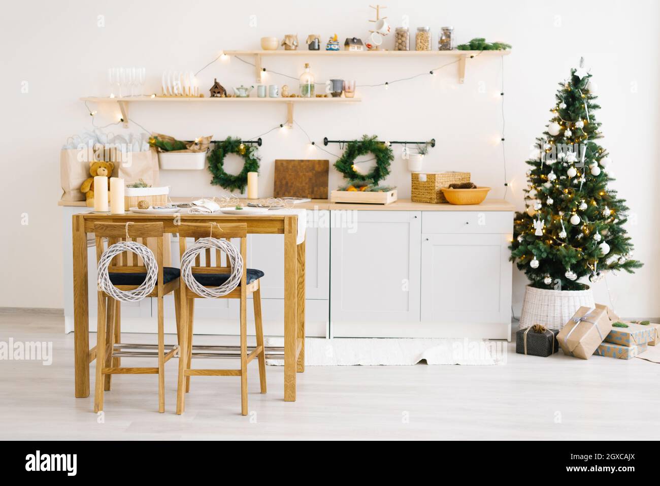 Décoration de Noël dans la cuisine. Cuisine rustique à Noël. Détails de la cuisine scandinave en bois. Table avec cadre festif. Banque D'Images