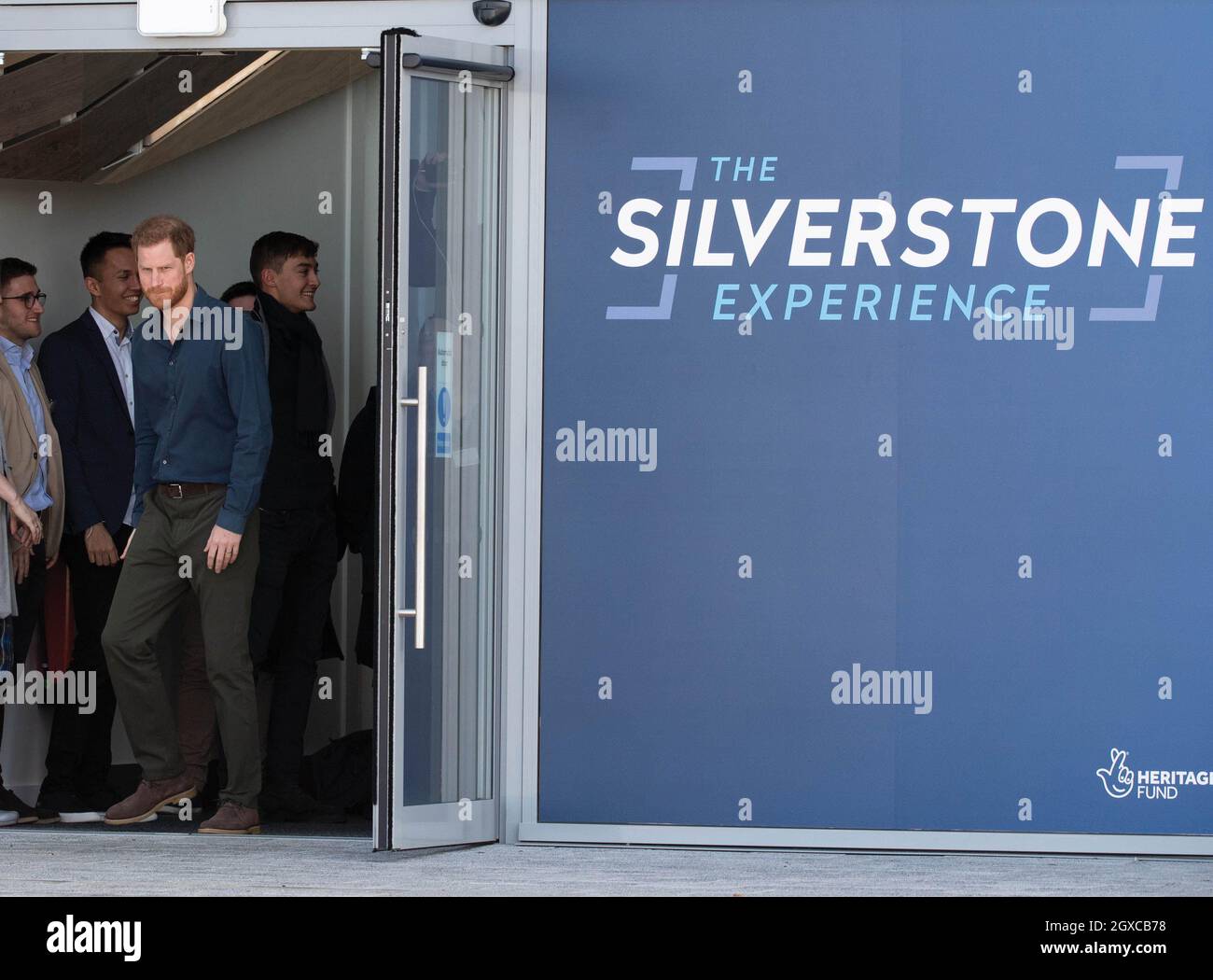 Le Prince Harry, duc de Sussex, visite le circuit de Silverstone à Towcester, en Angleterre, pour ouvrir officiellement l'expérience Silverstone, un nouveau musée immersif qui raconte l'histoire du passé, du présent et de l'avenir des courses automobiles britanniques, le 6 mars 2020. Banque D'Images