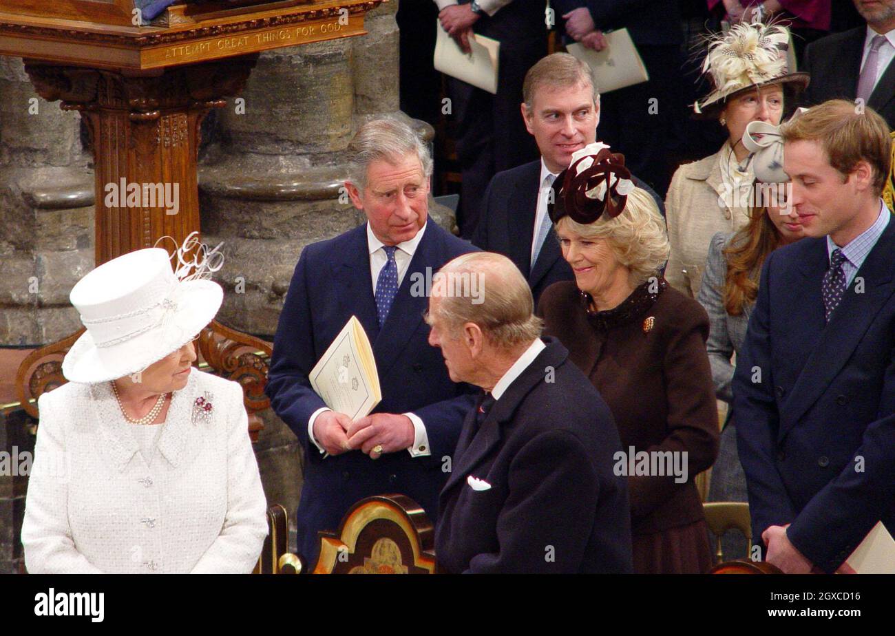 La reine Elizabeth ll et le prince Philip, duc d'Édimbourg, se tournent vers le prince Charles, prince de Galles, Camilla, Duchesse de Cornouailles et le prince William au cours de la célébration de leur anniversaire de mariage de diamants à l'abbaye de Westminster à Londres. Banque D'Images