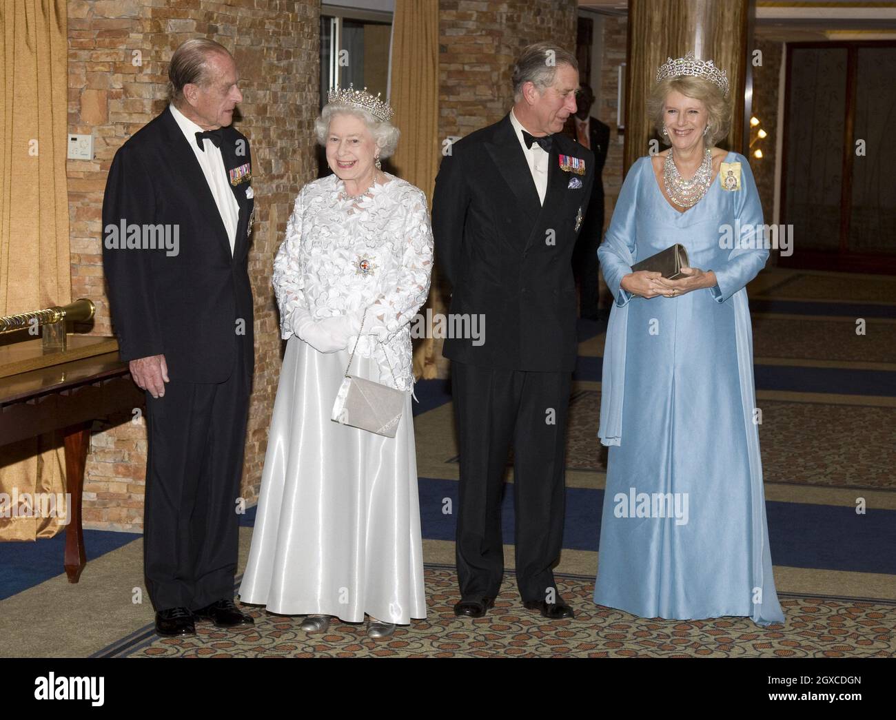 La reine Elizabeth ll, le prince Philip, duc d'Édimbourg, Camilla, duchesse de Cornouailles et le prince Charles, prince de Galles, assistent au banquet des chefs de gouvernement du Commonwealth à Kampala, en Ouganda Banque D'Images