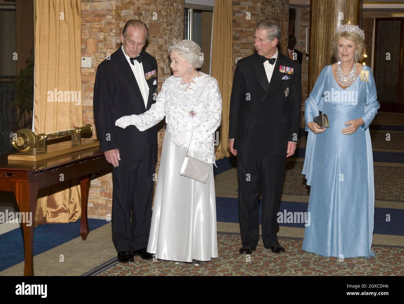 La reine Elizabeth ll, le prince Philip, duc d'Édimbourg, Camilla, duchesse de Cornouailles et le prince Charles, prince de Galles, assistent au banquet des chefs de gouvernement du Commonwealth à Kampala, en Ouganda Banque D'Images