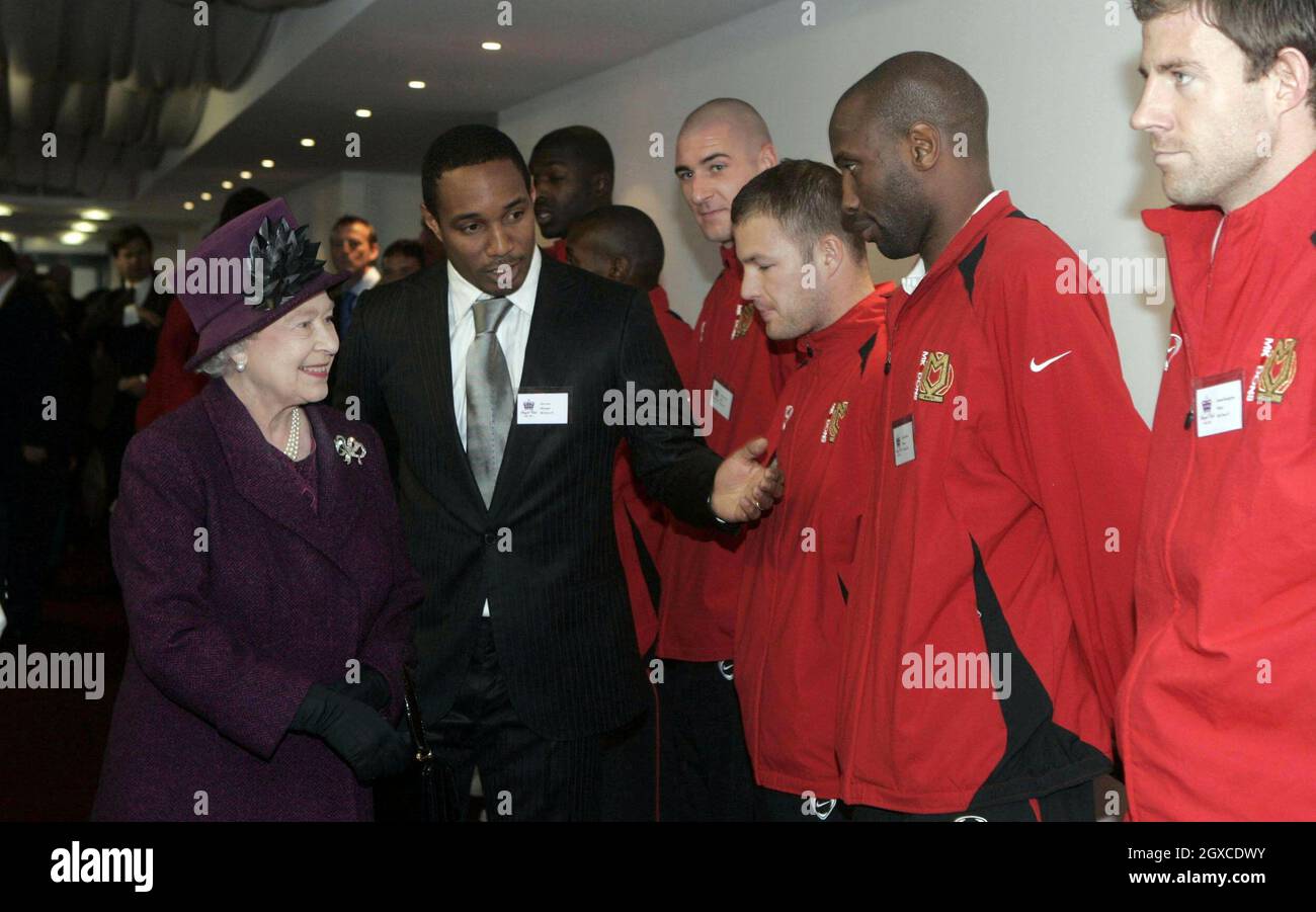 La reine Elizabeth II rencontre les joueurs des Dons MK et leur directeur Paul Ince lors d'une visite au stade MK de Milton Keynes. Banque D'Images