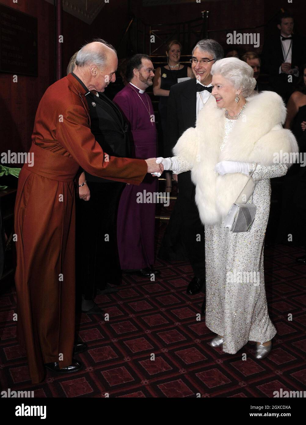 La reine Elizabeth ll rencontre des dignitaires locaux au Royal Variety Performance au Empire Theatre de Liverpool le 3 décembre 2007. Banque D'Images