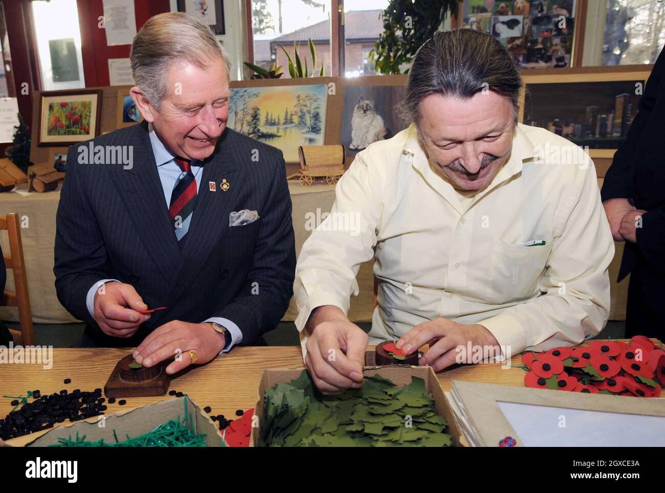 Le Prince Charles, Prince de Galles, patron de la Société de protection mentale ex-Services, tente de faire un coquelicot alors qu'il visite la Maison Tyrwhit à Leatherhead.La Société de bien-être mental ex-Services, combat stress, est la seule organisation caritative spécialisée dans l'aide à ceux de tous les rangs des Forces armées et de la Marine marchande. Banque D'Images