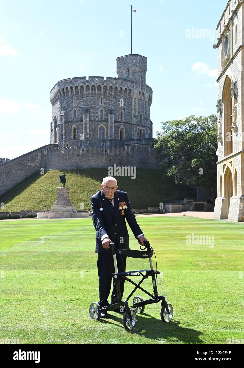 La reine Elizabeth II (à l'aide de l'épée qui appartenait à son père, le roi George VI) confère l'honneur de chevalier au capitaine Sir Thomas Moore, âgé de 100 ans, avant de lui présenter l'insigne du baccalauréat lors d'une cérémonie d'investiture au château de Windsor, le 17 juillet 2020.Le capitaine Tom Moore a amassé plus de 32 millions de livres sterling pour le NHS pendant la pandémie du coronavirus. Banque D'Images
