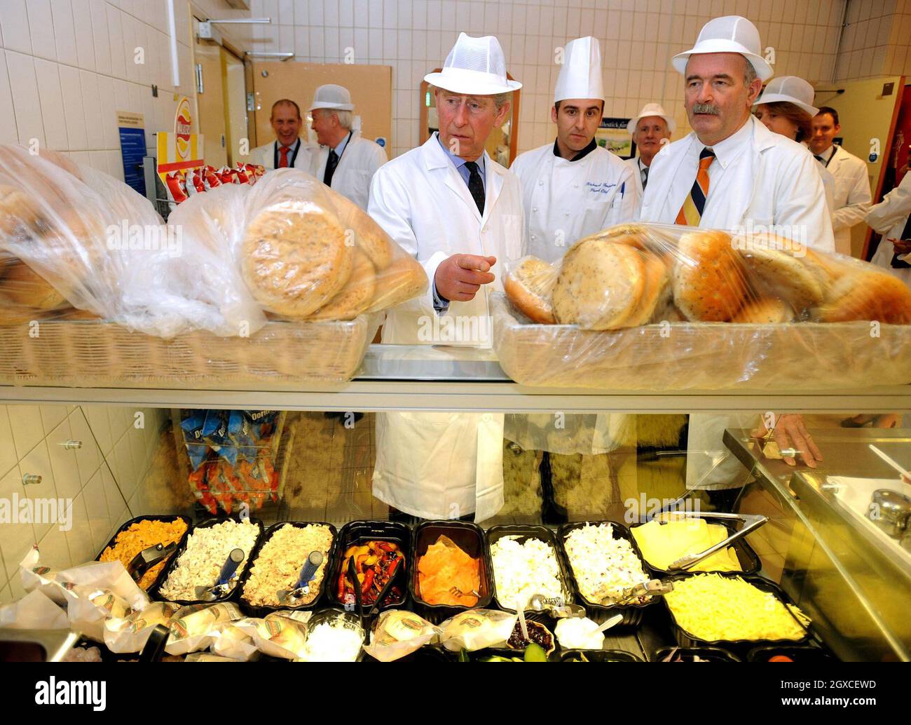 Le Prince Charles, Prince de Galles, porte un chapeau et un manteau blancs, alors qu'il inspecte le bar à salades de l'hôpital Royal Brompton à l'ouest de Londres. Banque D'Images