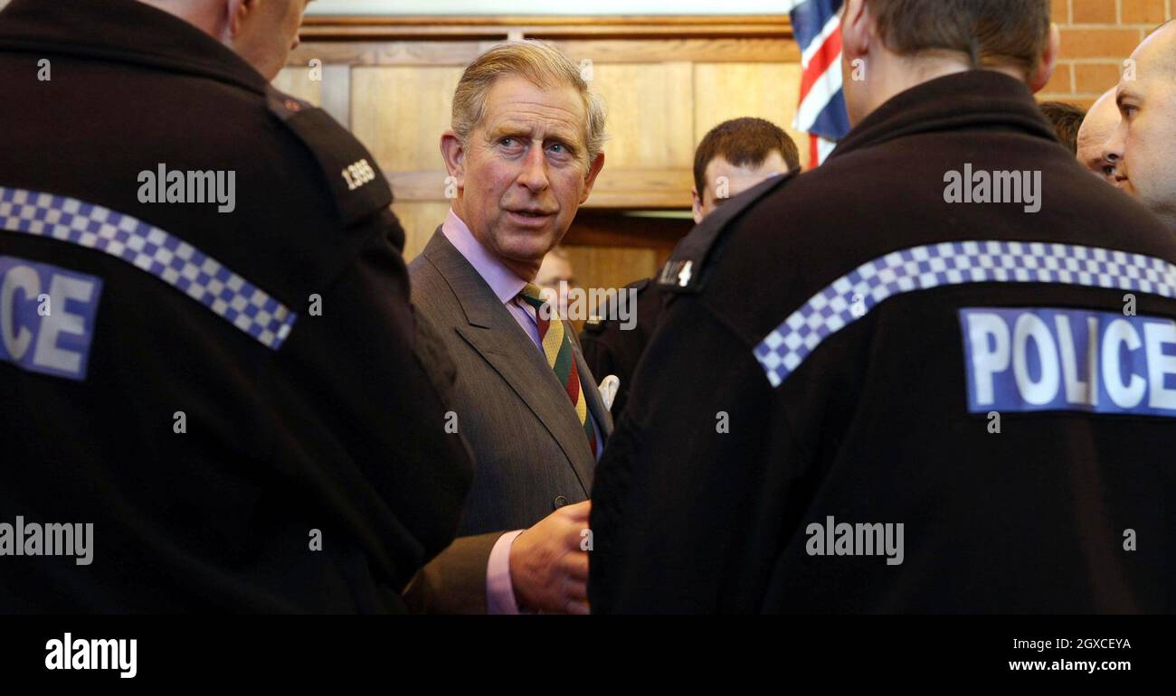Le Prince Charles, Prince de Galles, s'entretient avec des policiers lors d'une visite au Centre interconfessionnel St. Philips de Leicester. Banque D'Images