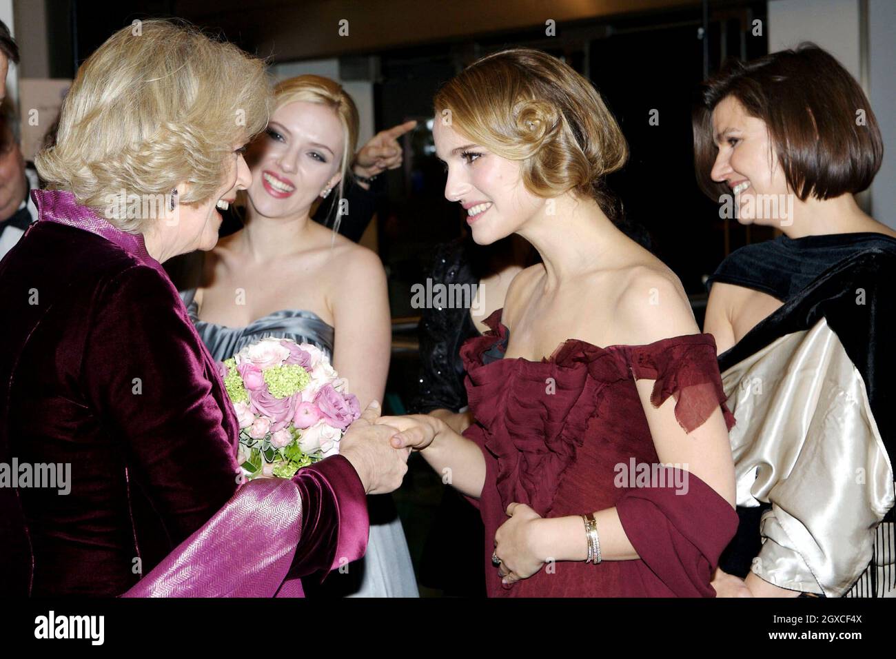 Camilla, Duchesse de Cornwall rencontre Natalie Portman à la première royale de 'The Other Boleyn Girl' tenue à l'Odeon Leicester Square, Londres, en aide au Fonds de bienfaisance pour le cinéma et la télévision. Banque D'Images