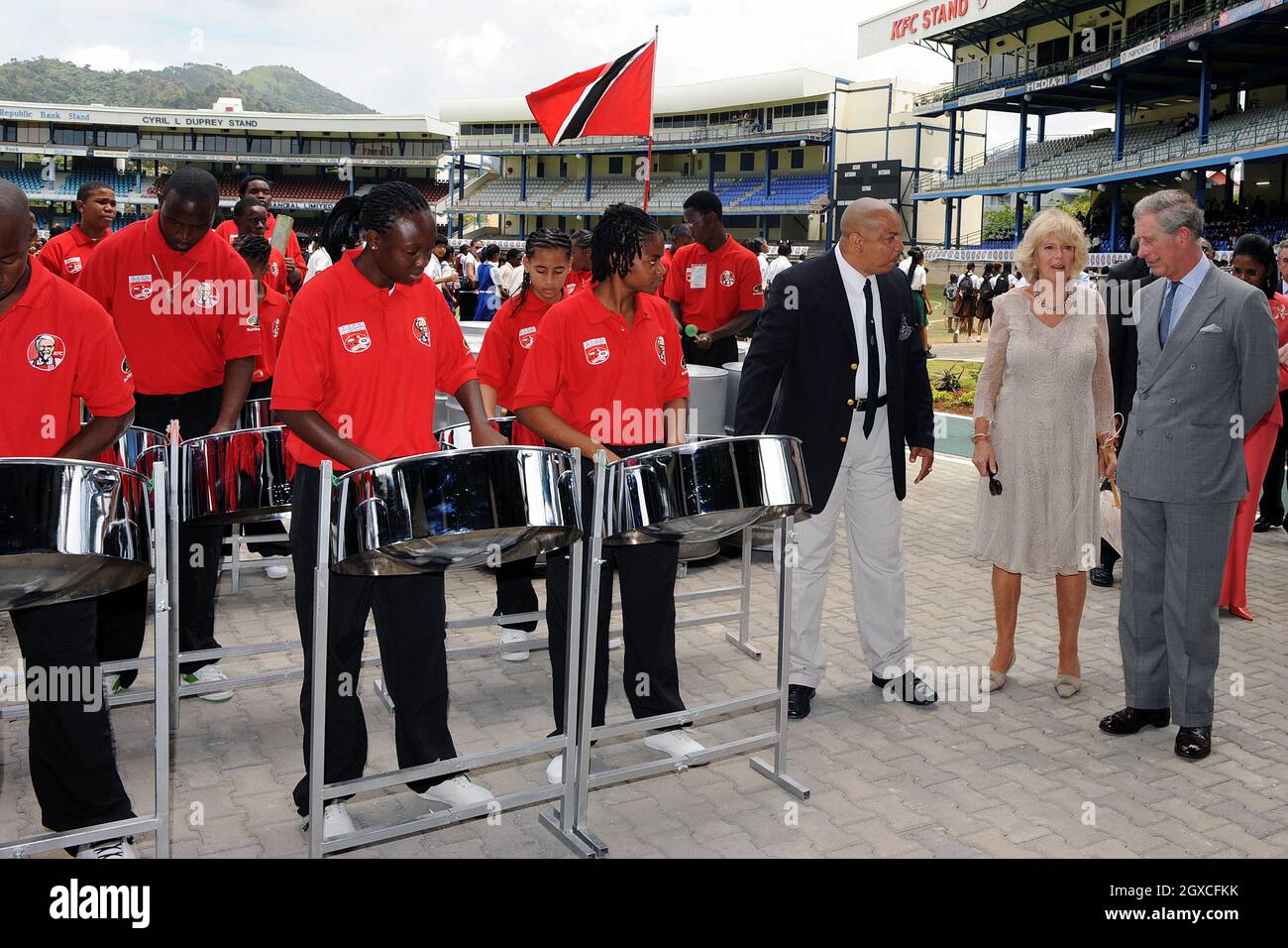 Le prince de Galles et la duchesse de Cornouailles photographiés à l'Université des Antilles sur l'île de Trinidad, où ils ont donné une leçon de musique sur la plaque d'acier le deuxième jour de leur visite des Caraïbes. Banque D'Images