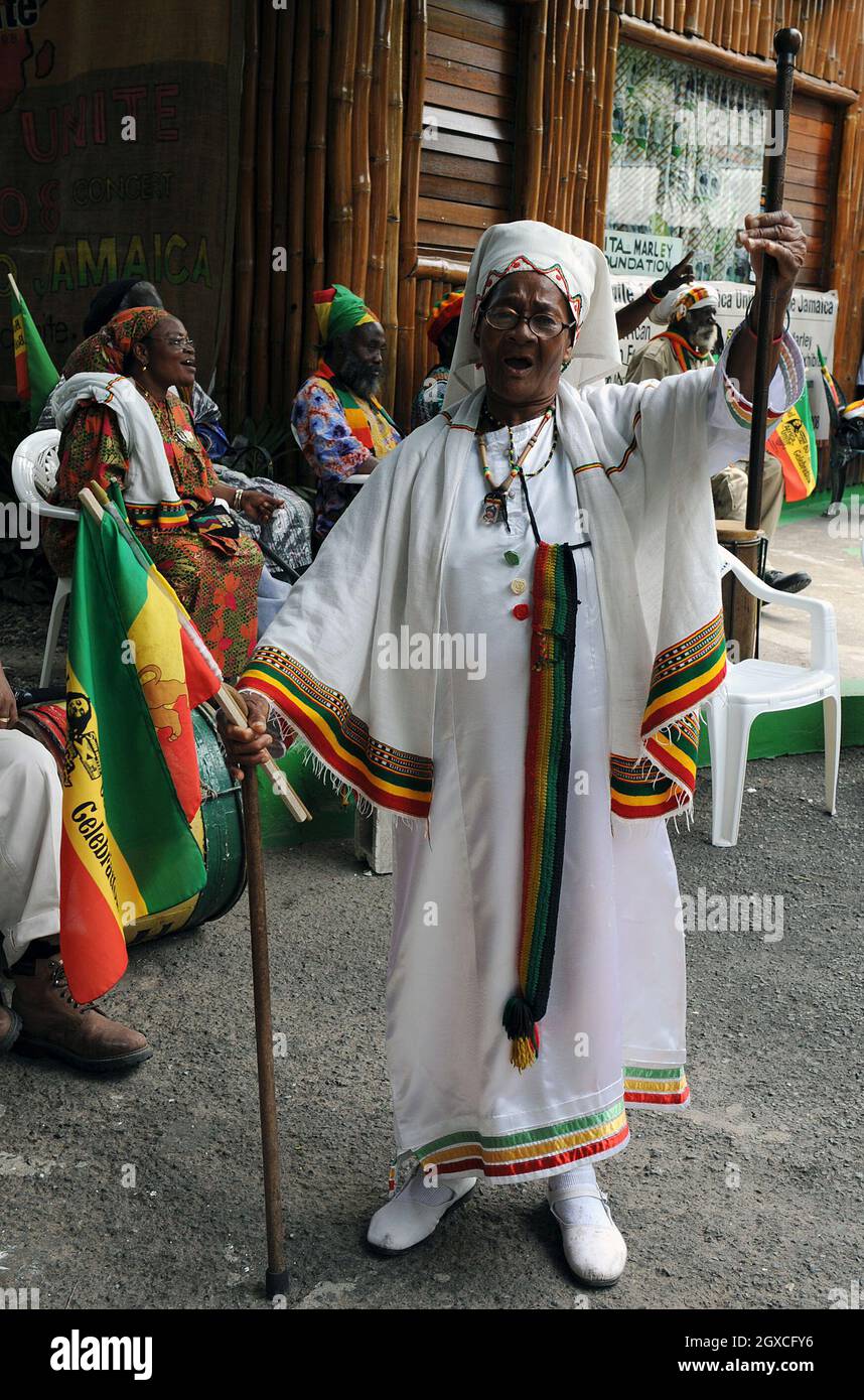 Les musiciens accueillent le Prince Charles, Prince de Galles, et Camilla, duchesse de Cornwall, dans l'ancienne maison, aujourd'hui musée, de Bob Marley à Kingston, en Jamaïque. Banque D'Images