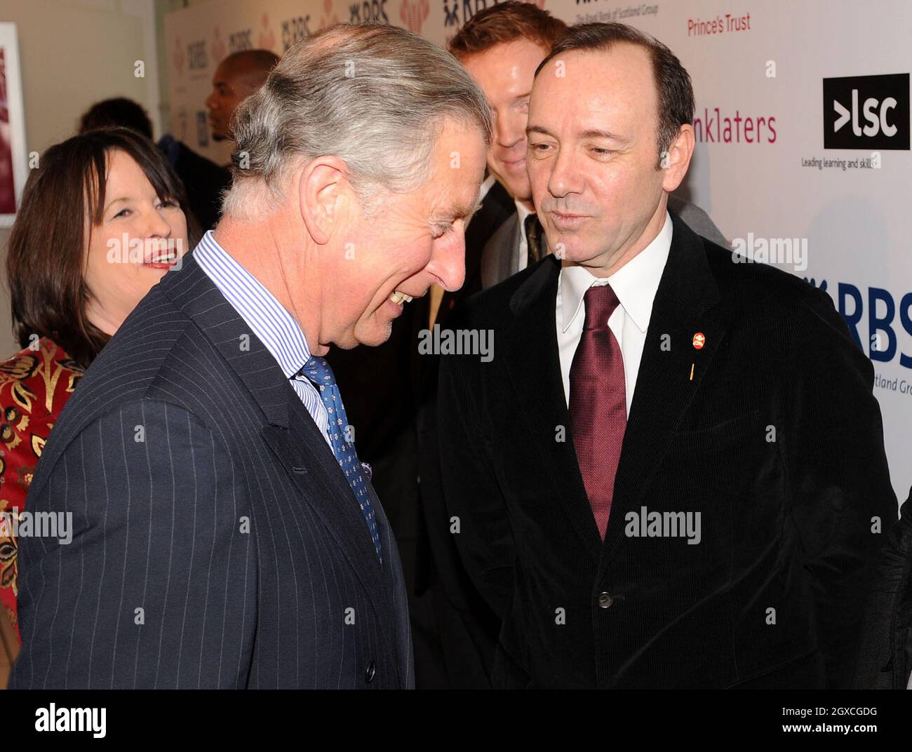 Le Prince Charles, Prince de Galles, rencontre Kevin Spacey, ambassadeur de Prince's Trust, lors de la finale britannique des « Celebrate Success Awards » à l'Odeon, Leicester Square, à Londres. Banque D'Images