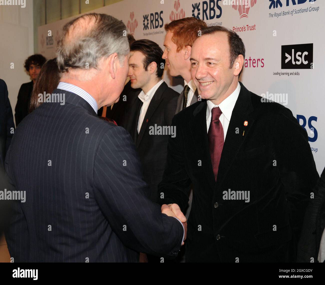 Le Prince Charles, Prince de Galles, rencontre Kevin Spacey, ambassadeur de Prince's Trust, lors de la finale britannique des « Celebrate Success Awards » à l'Odeon, Leicester Square, à Londres. Banque D'Images