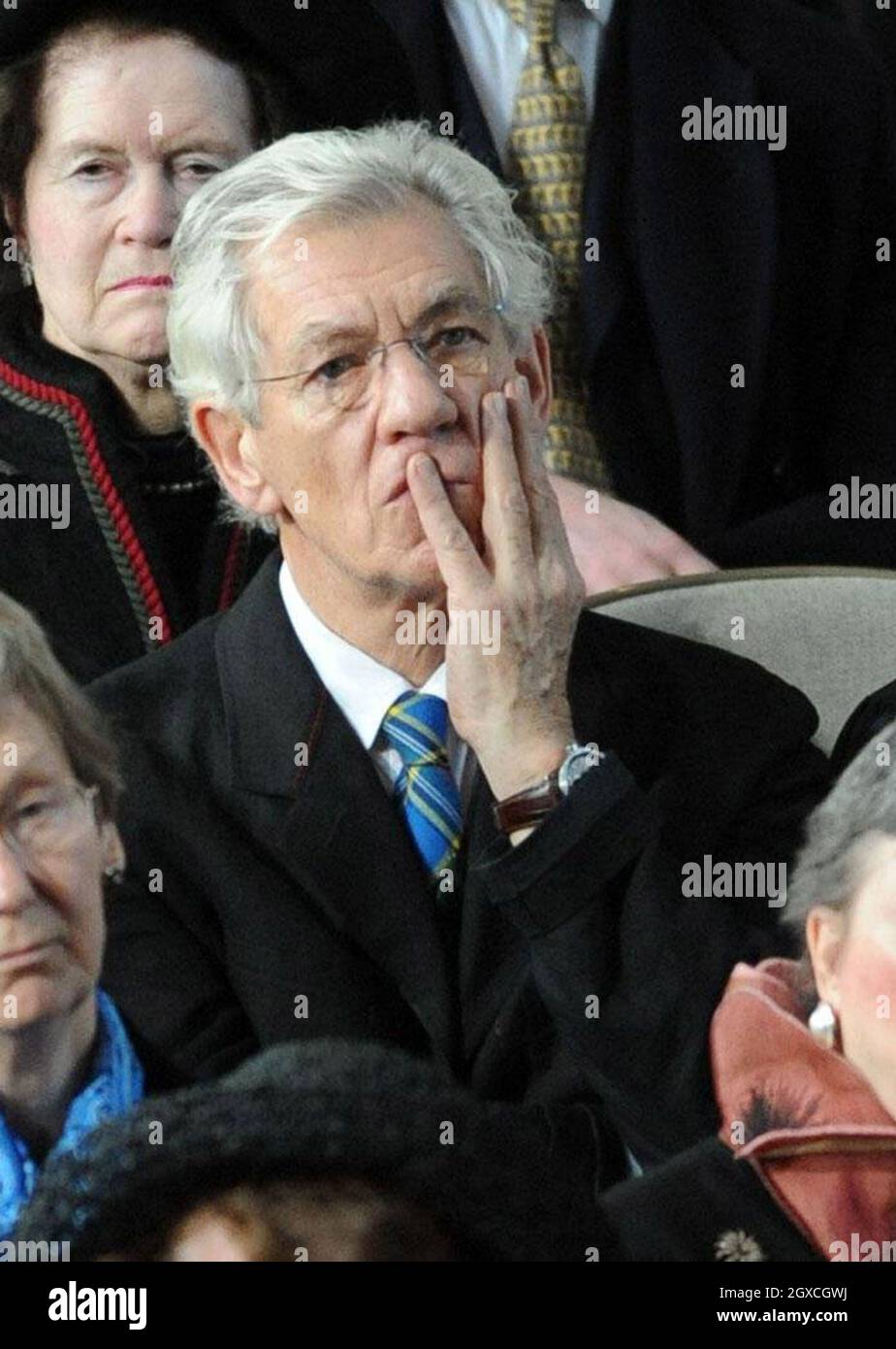 Sir Ian McKennen assiste au service de Thanksgiving pour la vie de Sir Edmund Hillary, conquérant de l'Everest, à la chapelle Saint-George, à Windsor, en Angleterre. Banque D'Images
