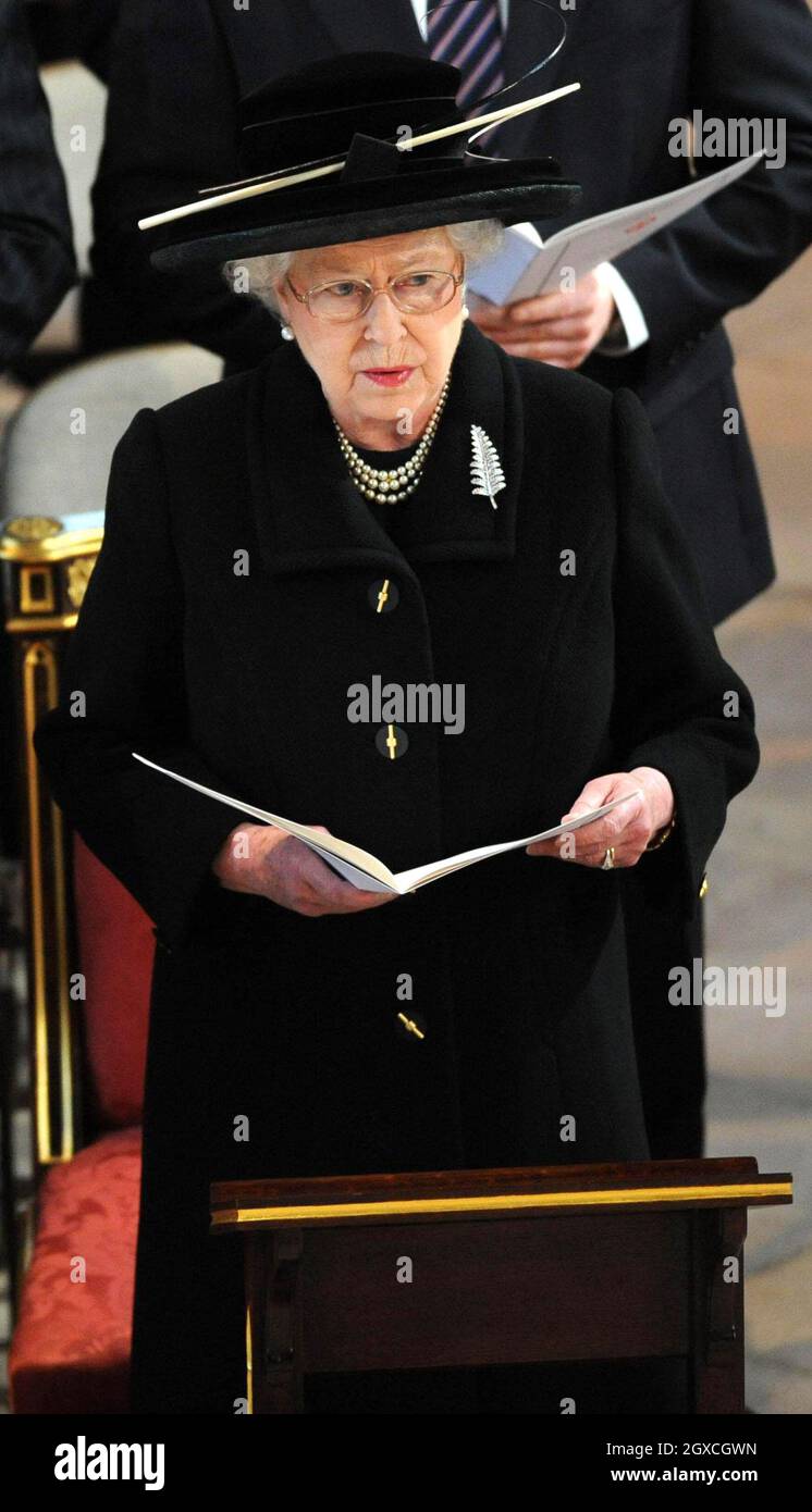 La reine Elizabeth II assiste au service de Thanksgiving pour la vie de Sir Edmund Hillary, conquérant de l'Everest, à la chapelle Saint-Georges, à Windsor, en Angleterre. Banque D'Images