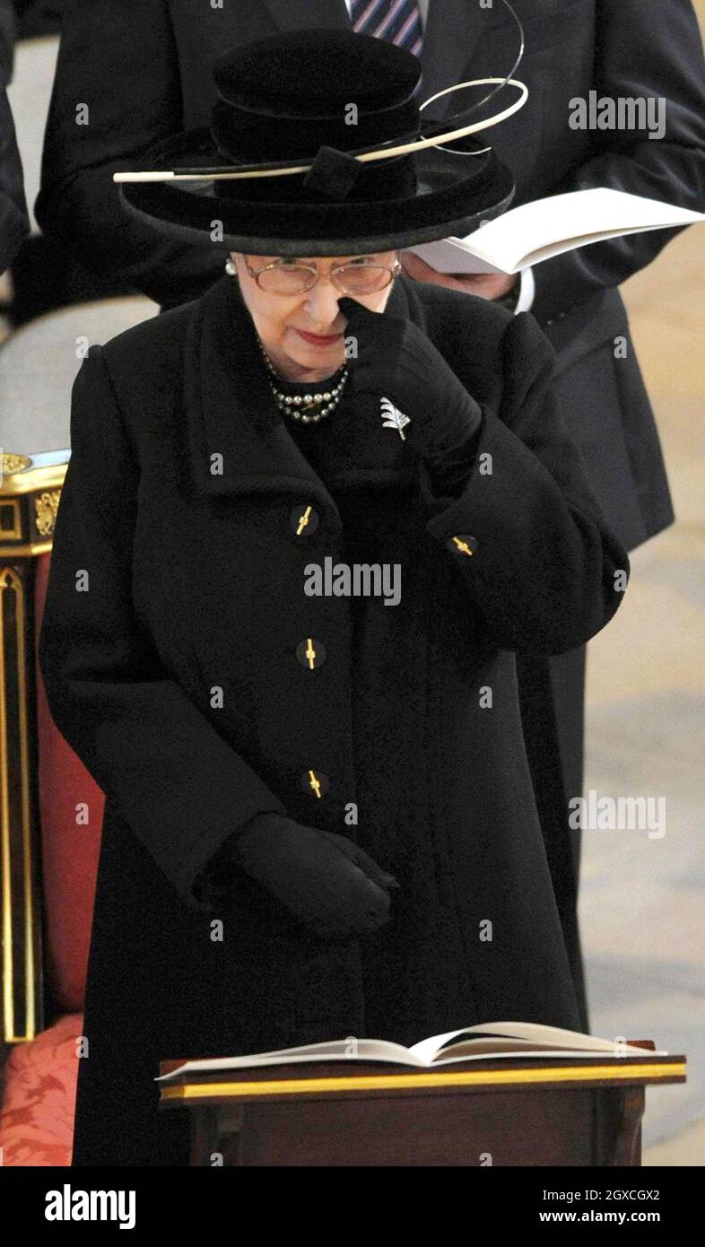 La reine Elizabeth II assiste au service de Thanksgiving pour la vie de Sir Edmund Hillary, conquérant de l'Everest, à la chapelle Saint-Georges, à Windsor, en Angleterre. Banque D'Images