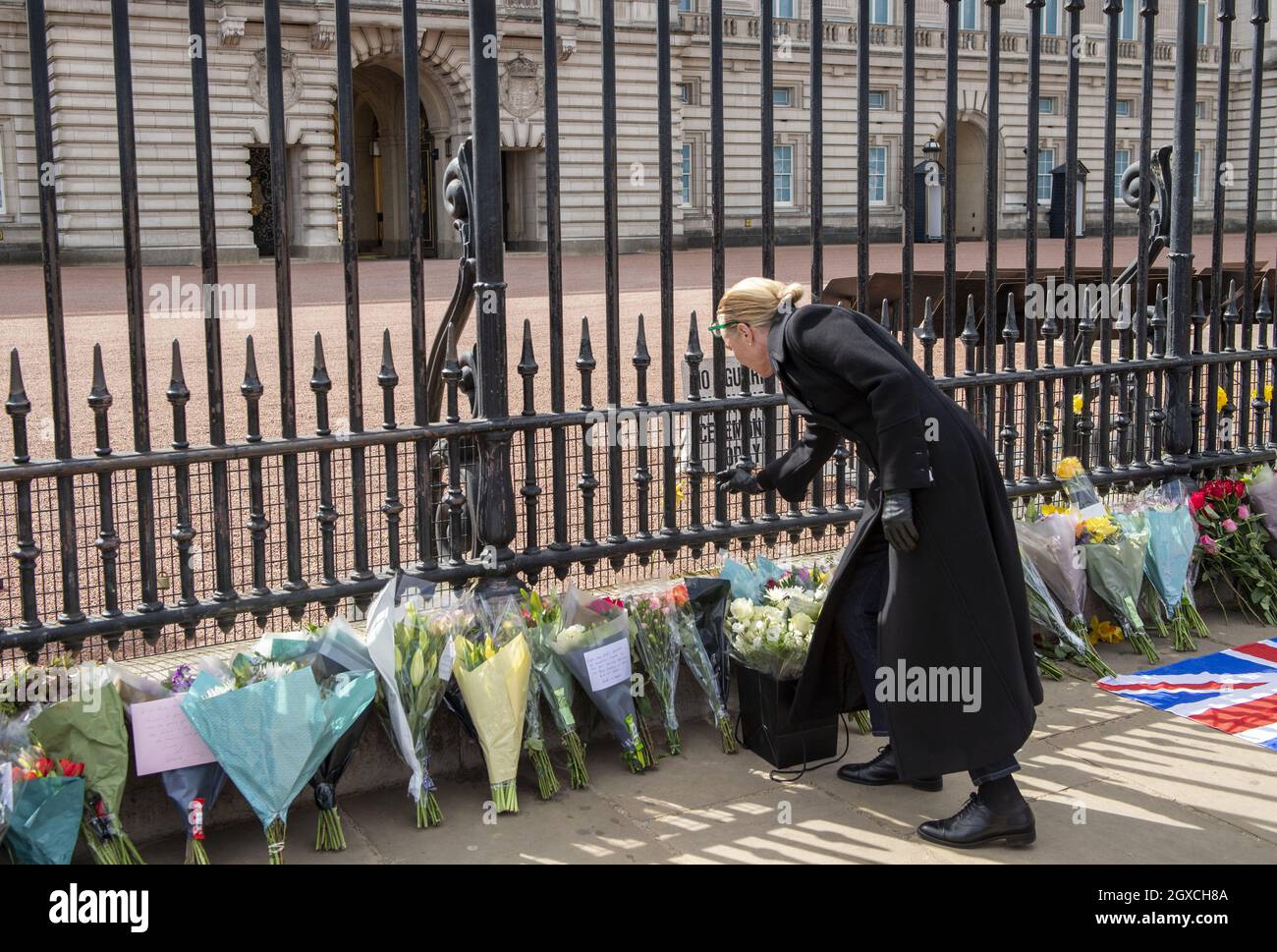 Des hommages floraux sont rendus à l'extérieur du palais de Buckingham après l'annonce que le prince Philip, duc d'Édimbourg, est mort paisiblement au château de Windsor le 09 avril 2021. Banque D'Images