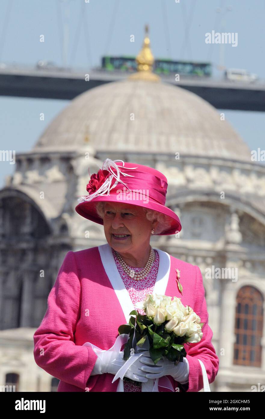 La reine Elizabeth II visite l'école de Kabatas à Istanbul le troisième jour de sa visite d'État en Turquie Banque D'Images