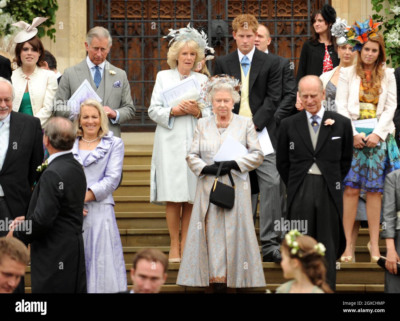 (De gauche à droite) le Prince Charles, Prince de Galles, Camilla Duchesse de Cornwall, la reine Elizabeth II, le prince Harry, le prince Philip, le duc d'Édimbourg et la princesse Beatrice quittent la chapelle Saint-Georges après la cérémonie de mariage de Peter Phillips et Autumn Kelly au château de Winsor, à Windsor. Banque D'Images