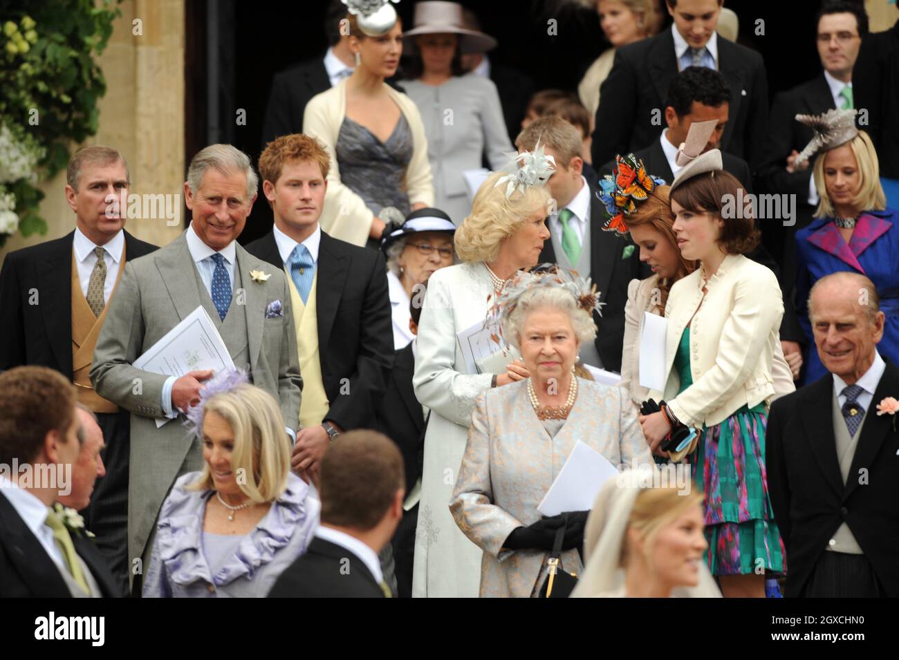 (De gauche à droite) Prince Andrew, duc de York, Prince Charles, Prince de Galles, Prince Harry,Camilla Duchess, de Cornwall, la reine Elizabeth II, la princesse Beatrice, la princesse Eugénie et le prince Philip, duc d'Édimbourg quittent la chapelle Saint-Georges après la cérémonie de mariage de Peter Phillips et Autumn Kelly au château de Winsor, à Windsor. Banque D'Images