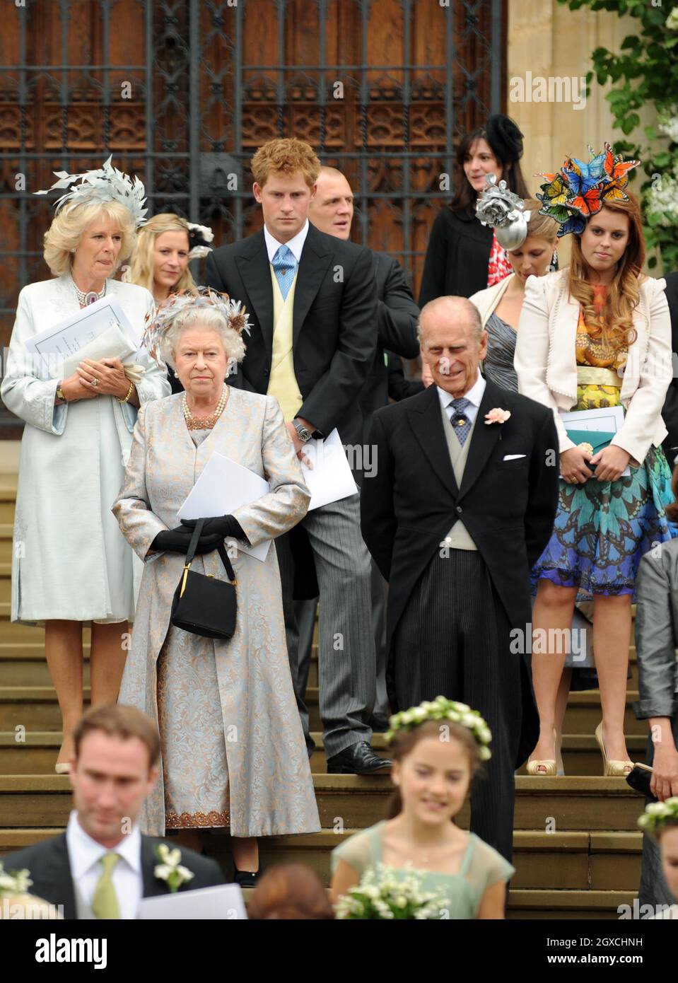 (De gauche à droite) la Camilla Duchesse de Cornwall, la reine Elizabeth II, le prince Harry, le prince Philip, le duc d'Édimbourg et la princesse Beatrice quittent la chapelle Saint-Georges après la cérémonie de mariage de Peter Phillips et Autumn Kelly au château de Winsor, à Windsor. Banque D'Images