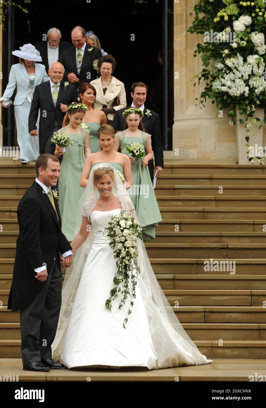 Peter Phillips et Autumn Kelly quittent la chapelle Saint-Georges après leur cérémonie de mariage au château de Winsor, à Windsor. Banque D'Images