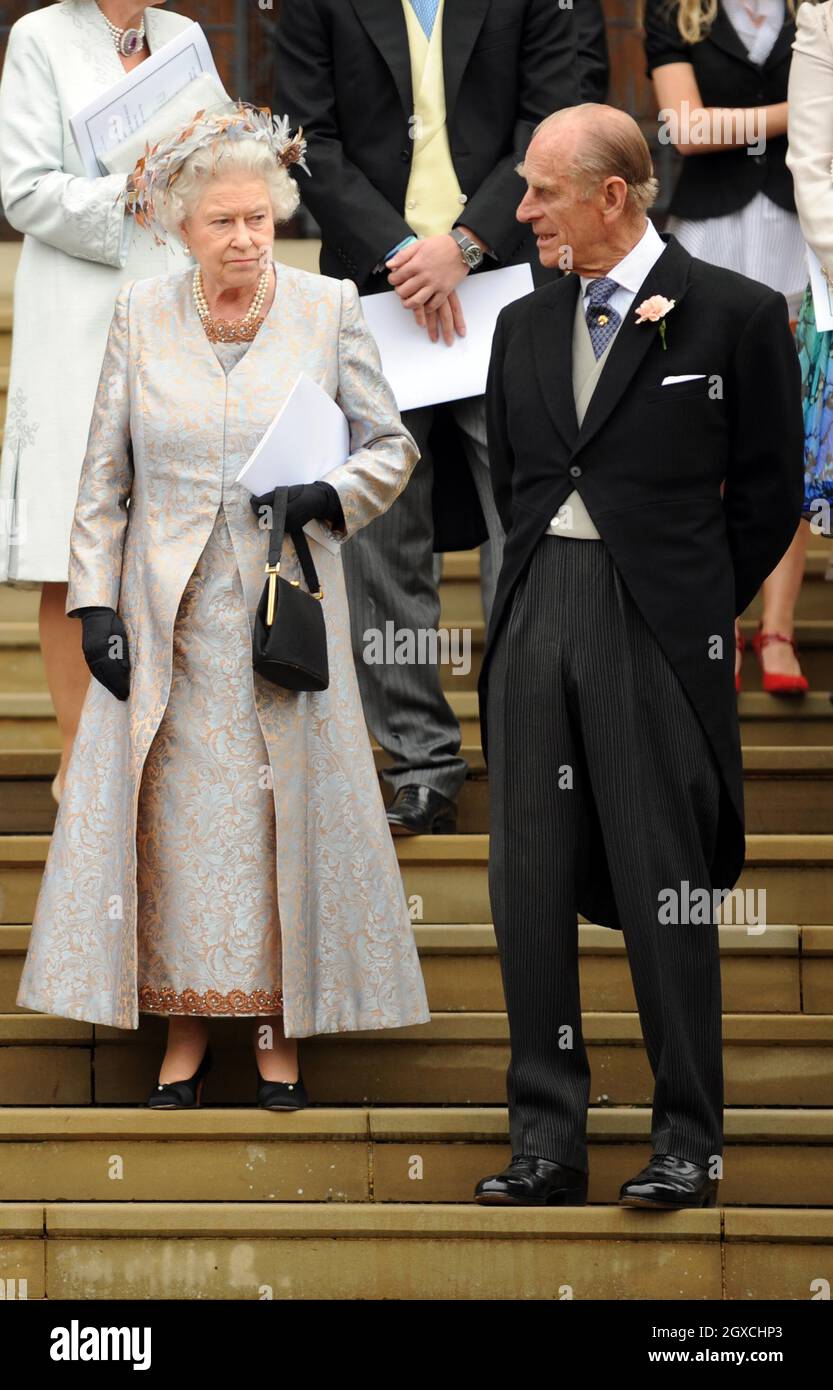 La reine Elizabeth II et le prince Philip, duc d'Édimbourg quittent la chapelle Saint-Georges après la cérémonie de mariage de Peter Phillips et Autumn Kelly au château de Winsor, à Windsor. Banque D'Images
