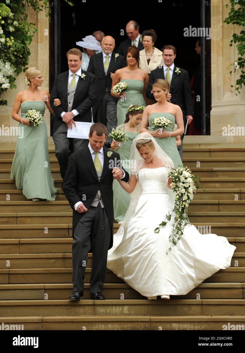 Peter Phillips et Autumn Kelly quittent la chapelle Saint-Georges après leur cérémonie de mariage au château de Winsor, à Windsor. Banque D'Images