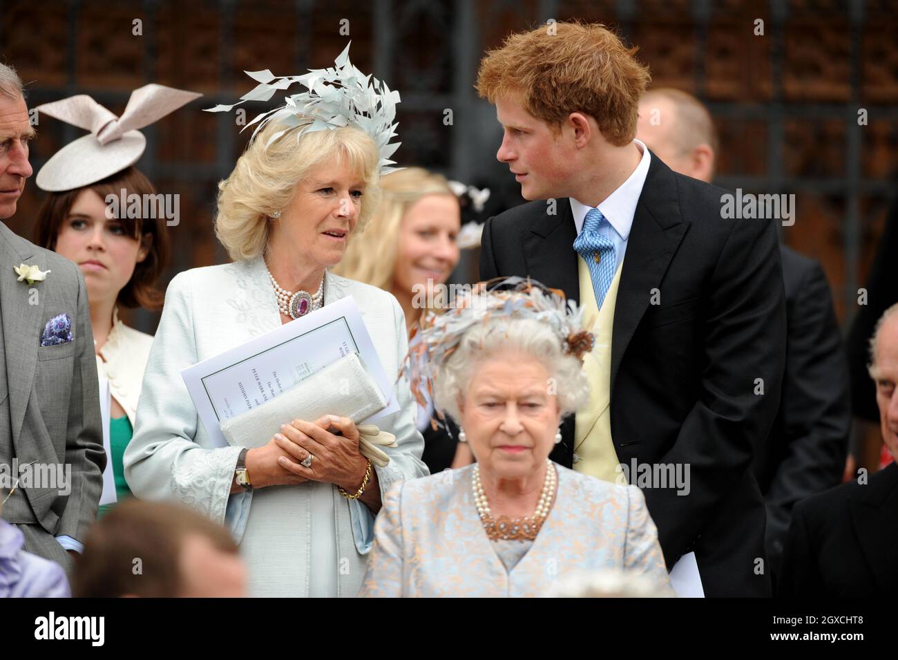 (De gauche à droite) la Camilla Duchesse de Cornwall, la reine Elizabeth II et le prince Harry quittent la chapelle Saint-Georges après la cérémonie de mariage de Peter Phillips et Autumn Kelly au château de Winsor, à Windsor. Banque D'Images