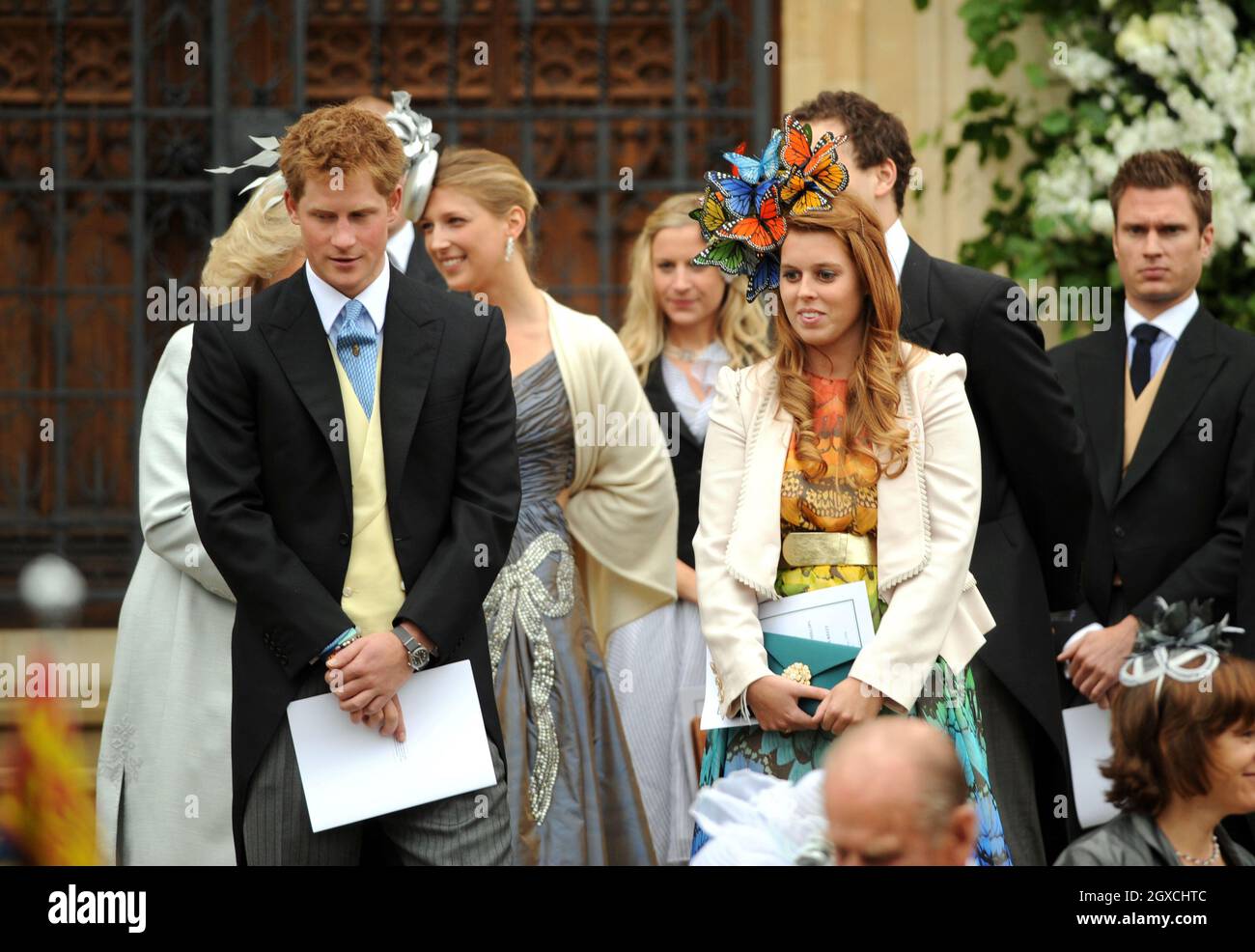 Le prince Harry et la princesse Beatrice quittent la chapelle Saint-Georges après la cérémonie de mariage de Peter Phillips et Autumn Kelly au château de Winsor, à Windsor. Banque D'Images