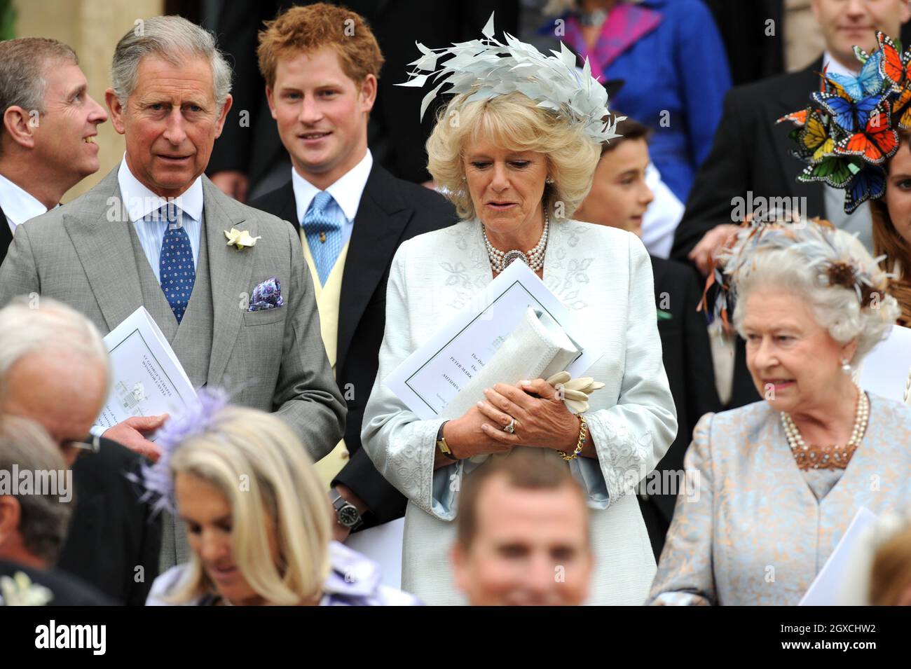 (De gauche à droite) le Prince Charles, le Prince de Galles, le Prince Harry, la Camilla Duchesse de Cornwall et la reine Elizabeth II quittent la chapelle Saint-Georges après la cérémonie de mariage de Peter Phillips et Autumn Kelly au château de Winsor, à Windsor. Banque D'Images